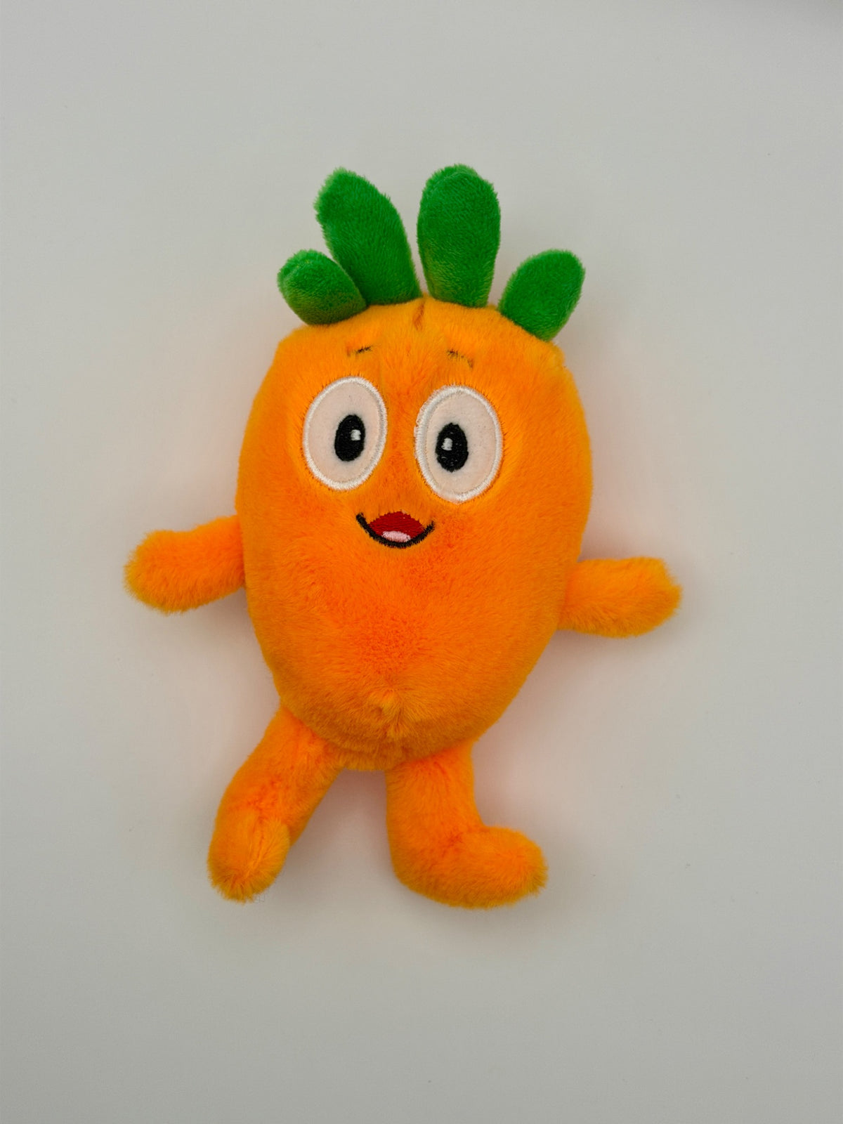 Karotten-Plüschtier in Orange mit grünem Blattwerk
