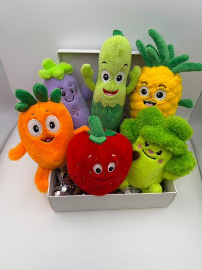Sechs Obst- und Gemüse-Plüschtiere gemeinsam in einer Geschenkbox